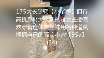 8月电报收费群最新流出手持厕拍服装商场二楼女厕前后视角偷拍笑容甜美的少妇老板娘