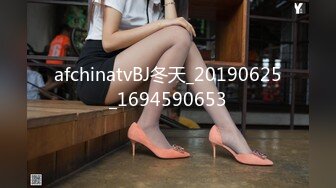 短发牛仔裤美女吃鸡啪啪 没感觉吗 怎么不叫 我不会叫 要怎么叫 妹子说在沙发有点紧张尴尬 被后入输出